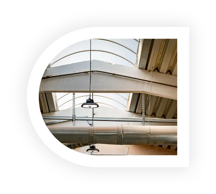 Vue d'ensemble d'une infrastructure industrielle mettant en avant la performance d'un éclairage professionnel LED.